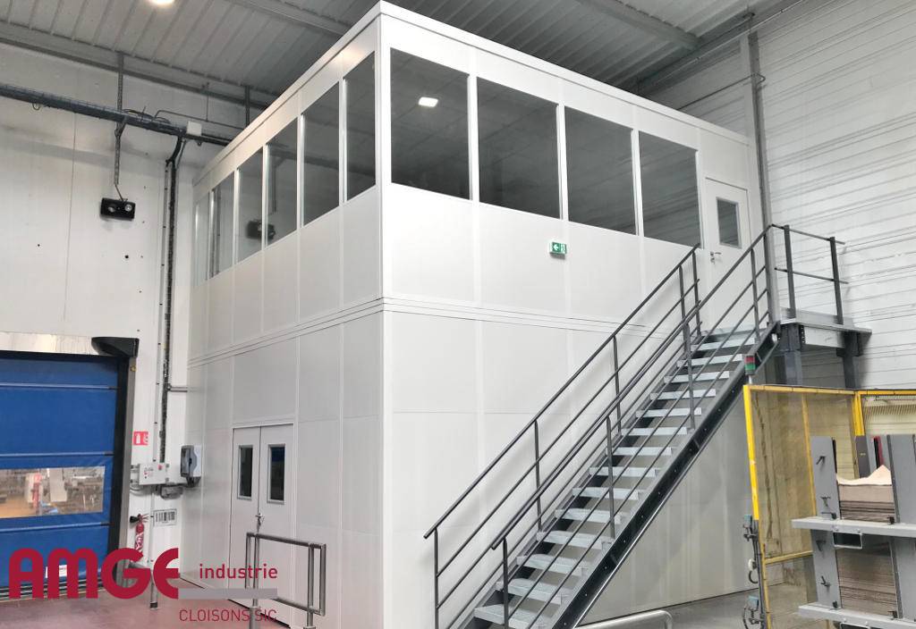 cabine modulaire créée sur et sous plateforme industrielle par AMGE industrie