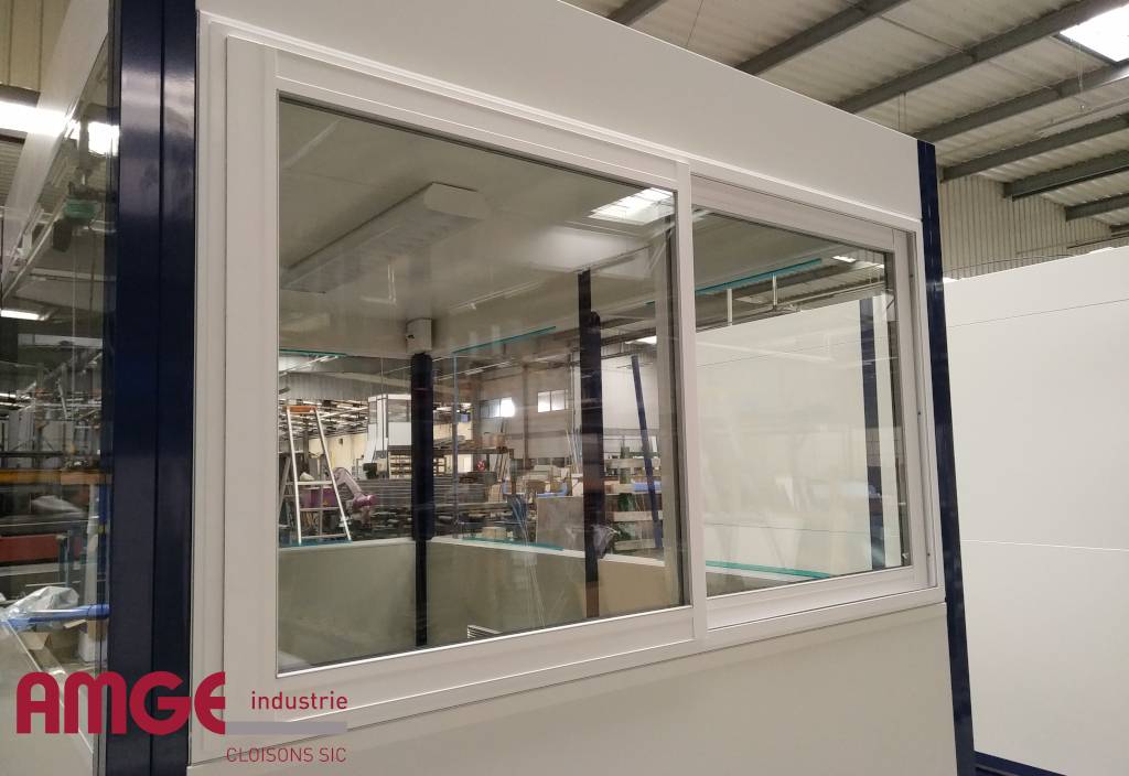 Bureau équipé d'un ouvrant