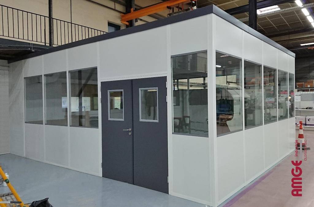 cloison modulaire isolante avec vitrage haut par AMGE industrie