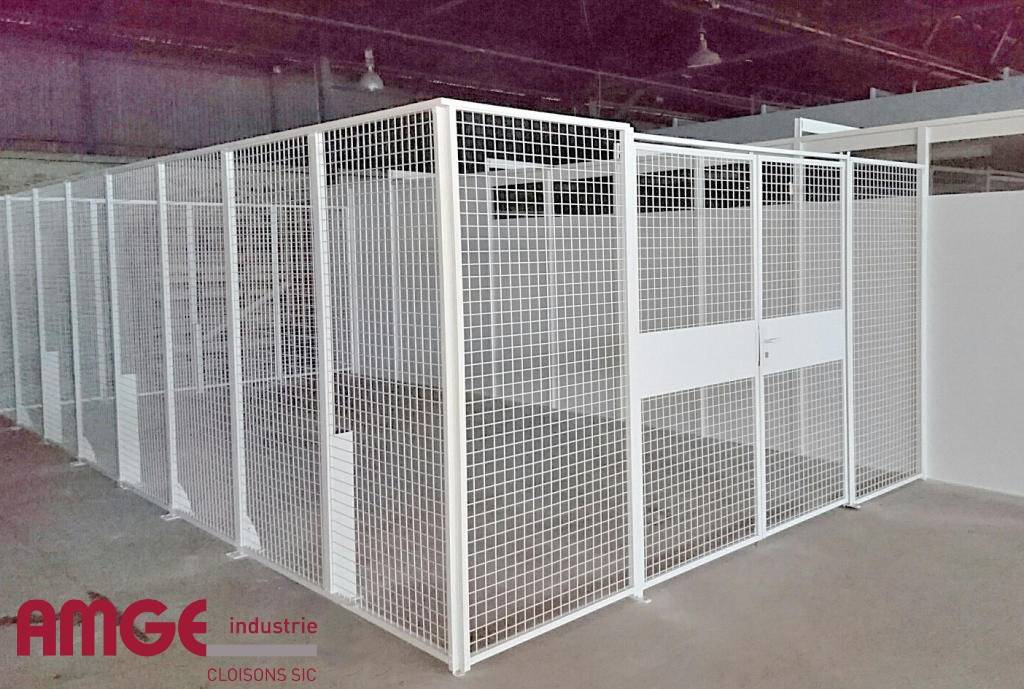 cloison grillagée avec porte double battant par AMGE industrie