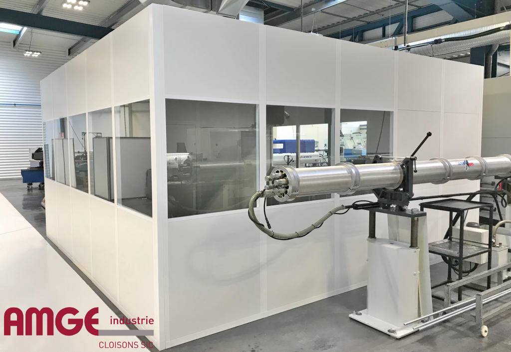 cabine d'atelier réalisée à l'aide de cloisons modulaires acier AMGE industrie
