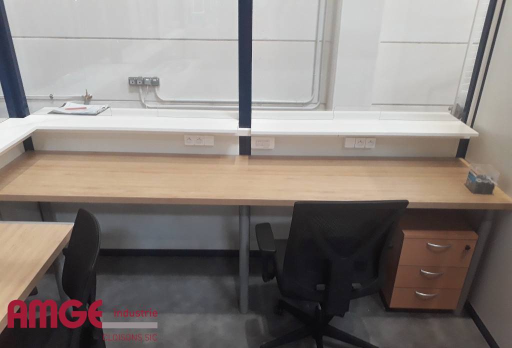 Cabine d'atelier avec équipements électriques