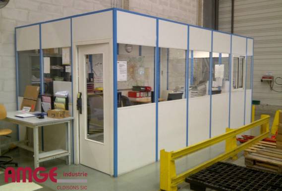 Cabine d'atelier réalisée en cloison amovible simple paroi mélaminée par AMGE industrie