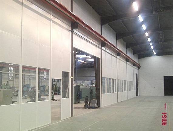 cloison industrielle vitrée pour la création de bureaux dans un bâtiment industriel
