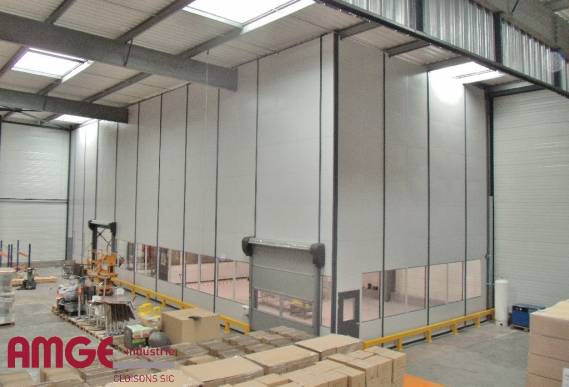 Cloison grande hauteur créé par AMGE industrie pour créer une cabine sur mesure dans un bâtiment industriel